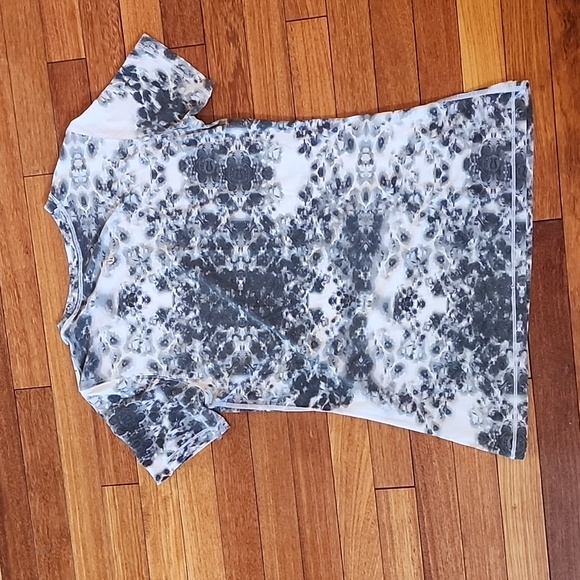 Lululemon womens Live Simply Crewneck Tee Size 8 *rare Black Roses print*  EUC - Picture 3 of 7